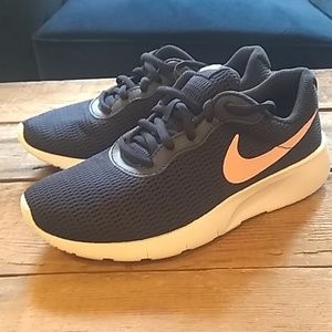 girls Nike Tanjun size 3.5